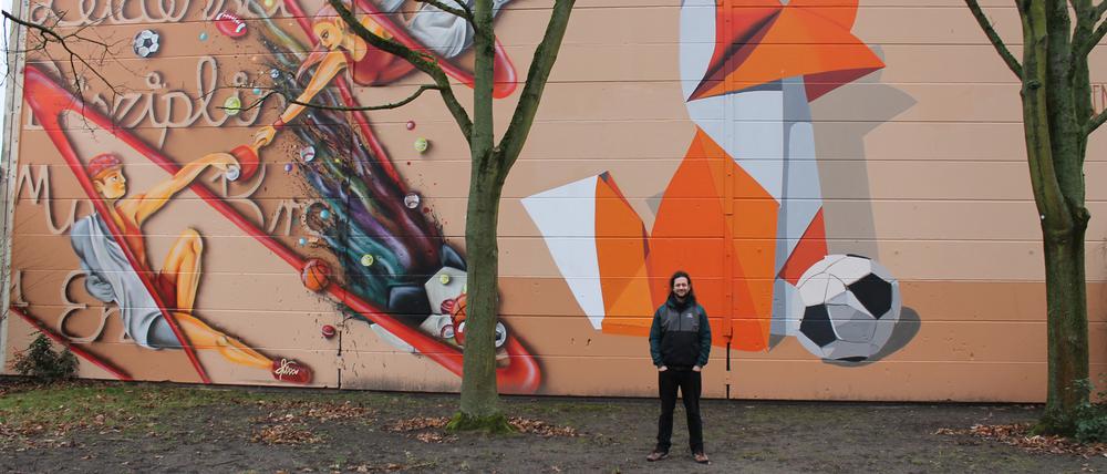 Graffitti-Künstler Beatsen aus Hönow hat den rechten Teil der Wand gestaltet - den Fuchs. Sie gehört zur Turnhalle an der Carola-Neher-Straße 51 in Hellersdorf.