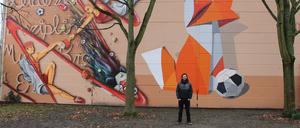 Graffitti-Künstler Beatsen aus Hönow hat den rechten Teil der Wand gestaltet - den Fuchs. Sie gehört zur Turnhalle an der Carola-Neher-Straße 51 in Hellersdorf.