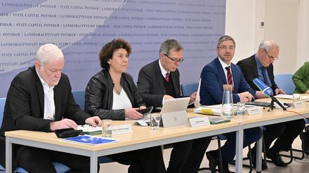 Oberbürgermeister Mike Schubert (SPD) und seine Beigeordneten bei der Pressekonferenz zur Vorstellung des Haushalts am Montag. 