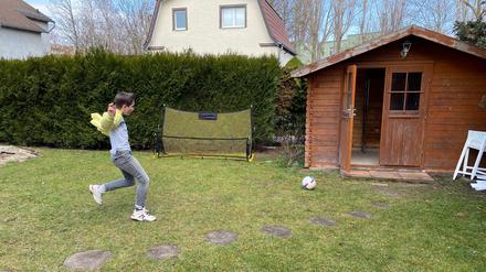Im Garten haben die Kinder genug Platz, um Fußball zu spielen