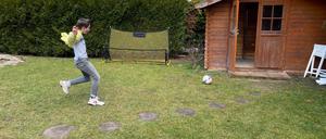 Im Garten haben die Kinder genug Platz, um Fußball zu spielen