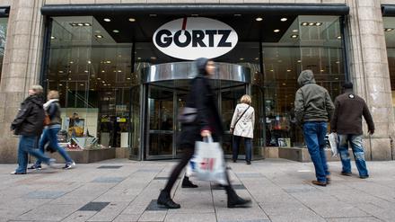 Passanten gehen vor dem Eingang des Hauptgeschäfts der Schuhhandelskette Görtz entlang. 