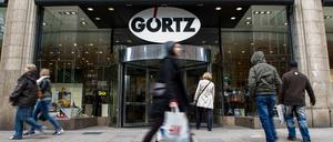 Passanten gehen vor dem Eingang des Hauptgeschäfts der Schuhhandelskette Görtz entlang. 