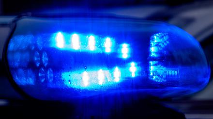  Blaulicht leuchtet auf einem Fahrzeug der Polizei (Symbolbild).