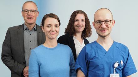 Wollen gemeinsam die Zusammenarbeit in Pflegeteams verbessern (v.l.n.r.): Prof. Dr. Dieter Heitmann (EvH Bochum), Ulla Tischer (KlinikumEvB), Svenja Schäfer (EvH Bochum) und Johannes Wünscher (KlinikumEvB).
Fotohinweise: ©KlinikumEvB