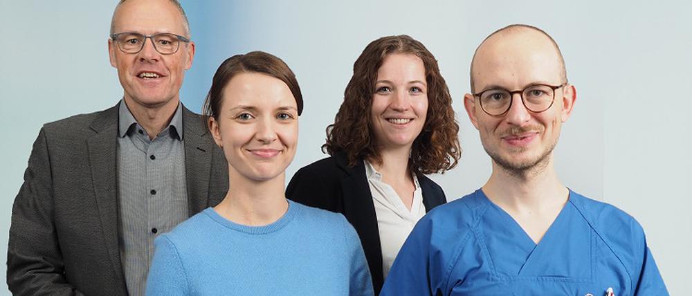 Wollen gemeinsam die Zusammenarbeit in Pflegeteams verbessern (v.l.n.r.): Prof. Dr. Dieter Heitmann (EvH Bochum), Ulla Tischer (KlinikumEvB), Svenja Schäfer (EvH Bochum) und Johannes Wünscher (KlinikumEvB).
Fotohinweise: ©KlinikumEvB