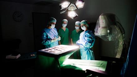 2019 in Hannover: Medizinstudenten üben im „Skills Lab“ der Medizinischen Hochschule Hannover (MHH), wie man sich unter hygienischen Aspekten in einem OP-Raum verhält (gestellte Szene). 