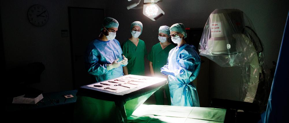 2019 in Hannover: Medizinstudenten üben im „Skills Lab“ der Medizinischen Hochschule Hannover (MHH), wie man sich unter hygienischen Aspekten in einem OP-Raum verhält (gestellte Szene).