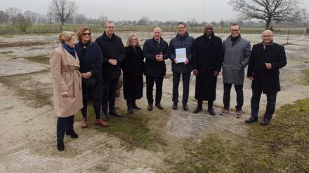 Die Senatsmitglieder zu Besuch in Pankow auf dem Entwicklungsgebiet Alte Schäferei/Schönerlinder Straße.