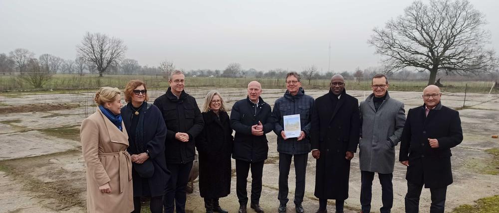 Die Senatsmitglieder zu Besuch in Pankow auf dem Entwicklungsgebiet Alte Schäferei/Schönerlinder Straße.