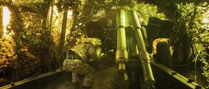 Ein ukrainischer Soldat feuert mit einer D-20 Artilleriekanone in Richtung Pokrowsk.