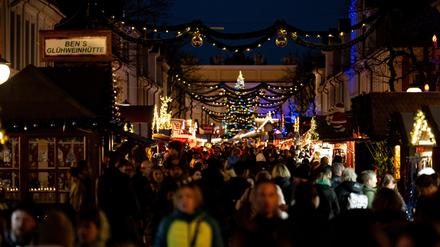 ARCHIV - 25.11.2024, Brandenburg, Potsdam: Menschen laufen über den Weihnachtsmarkt Blauer Lichterglanz in Potsdams Innenstadt. (zu dpa: «Veranstalter ist zufrieden mit Weihnachtsmarkt-Saison») Foto: Fabian Sommer/dpa +++ dpa-Bildfunk +++