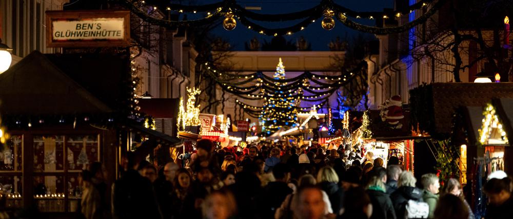 ARCHIV - 25.11.2024, Brandenburg, Potsdam: Menschen laufen über den Weihnachtsmarkt Blauer Lichterglanz in Potsdams Innenstadt. (zu dpa: «Veranstalter ist zufrieden mit Weihnachtsmarkt-Saison») Foto: Fabian Sommer/dpa +++ dpa-Bildfunk +++