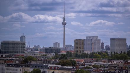 ARCHIV - 03.09.2023, Berlin: Der Fernsehturm ragt in den Himmel vor der Kulisse der Wohnhäuser im Berliner Innenstadtbezirk Moabit. (zu dpa: «Berliner SPD fordert mehr Druck bei der Mietenpolitik») Foto: Monika Skolimowska/dpa +++ dpa-Bildfunk +++