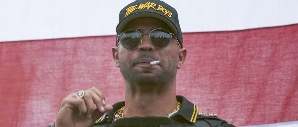 Der Anführer der Proud Boys, Henry „Enrique“ Tarrio, trägt einen Hut mit der Aufschrift „The War Boys“ während einer Kundgebung in Portland, Oregon.
