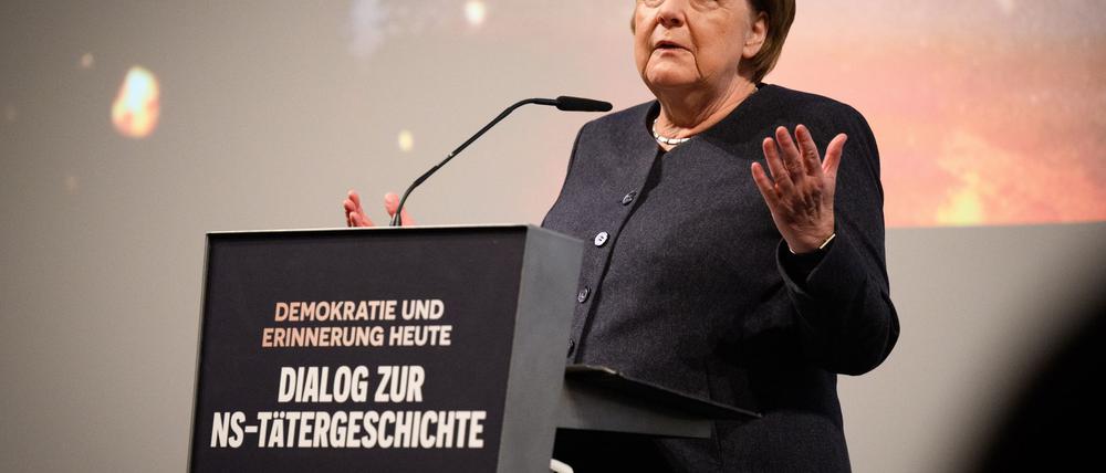 In ihrem Grußwort appellierte die ehemalige Bundeskanzlerin Angela Merkel an die jüngeren Generationen, sich mit den NS-Verbrechen auseinanderzusetzen. 