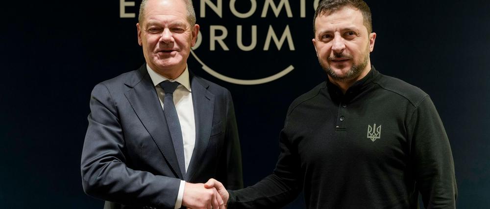 Der ukrainische Präsident Wolodymyr Selenskyj dankt Kanzler Olaf Scholz (SPD) für die bisher von Deutschland geleistete Unterstützung im Kampf gegen den russischen Angriffskrieg. 