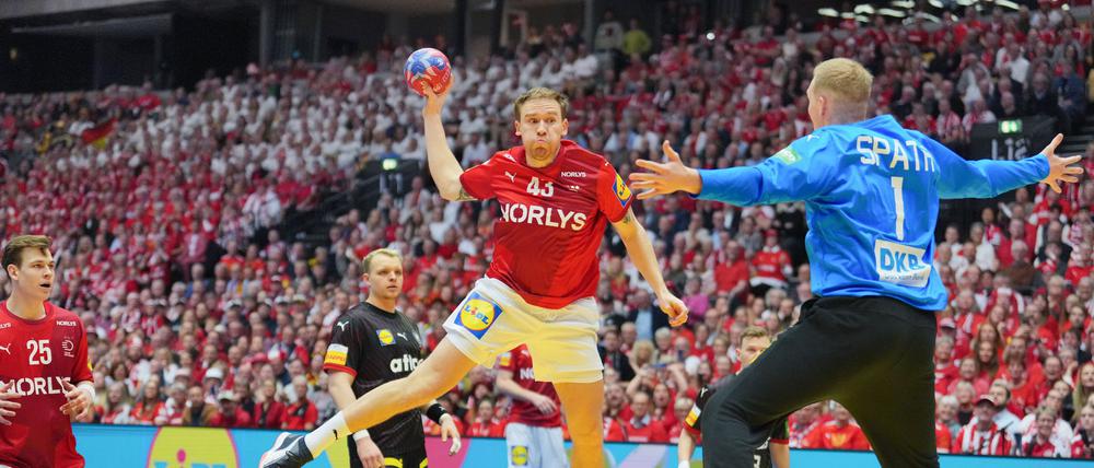 Die deutschen Handballer haben bei der WM gegen Gold-Favorit Dänemark verloren.