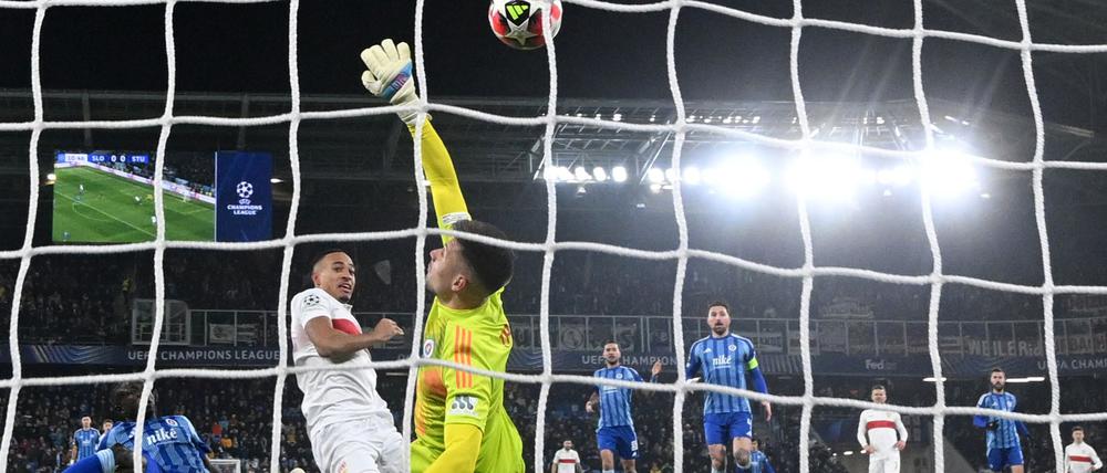 Jamie Leweling trifft zum 1:0 für die Stuttgarter.