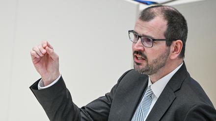 Für Brandenburgs Bildungsminister Steffen Freiberg (SPD) gehören digitale Medien zum Lebensalltag - aber auch Heft und Stift haben für ihn ihre Berechtigung (Archivbild).
