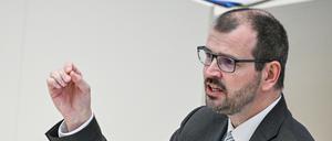 Für Brandenburgs Bildungsminister Steffen Freiberg (SPD) gehören digitale Medien zum Lebensalltag - aber auch Heft und Stift haben für ihn ihre Berechtigung (Archivbild). 