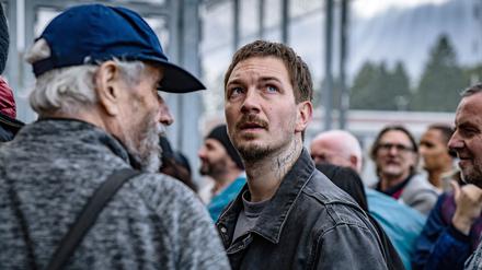 Mark (Johannes Kienast, M) ist wieder auf freiem Fuß. 
