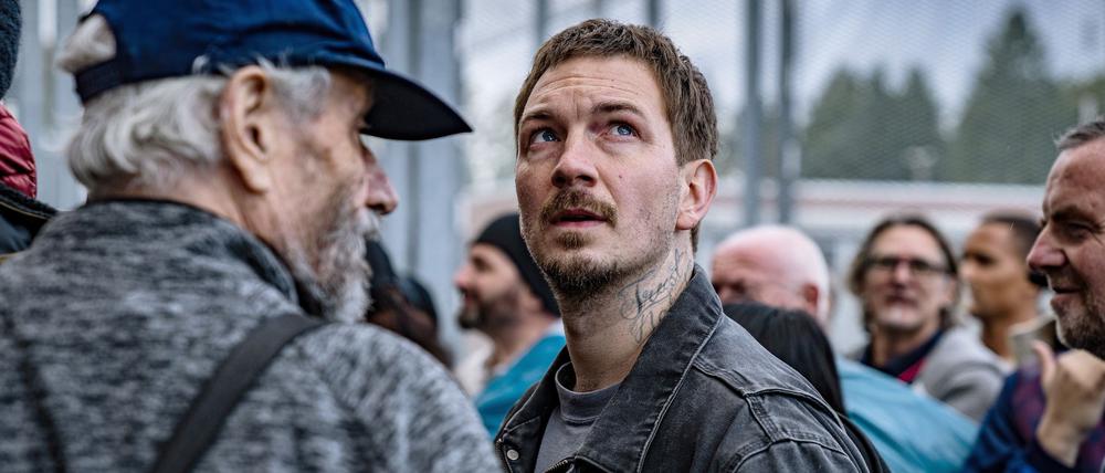 Mark (Johannes Kienast, M) ist wieder auf freiem Fuß.