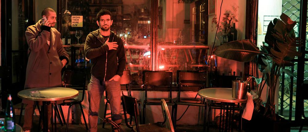 People stand outside a wine bar near the scene of a suspected attack in Tel Aviv, Israel January 21, 2025. REUTERS/Itai Ron    ISRAEL OUT. NO COMMERCIAL OR EDITORIAL SALES IN ISRAEL