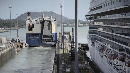 Zwei Schiffe passieren die Miraflores-Schleusen des Panamakanals in der Nähe von Panama-Stadt in Panama. Der Panamakanal verbindet den Atlantik mit dem Pazifik und spart den Schiffen einen großen Umweg nach Süden. 