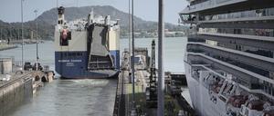 Zwei Schiffe passieren die Miraflores-Schleusen des Panamakanals in der Nähe von Panama-Stadt in Panama. Der Panamakanal verbindet den Atlantik mit dem Pazifik und spart den Schiffen einen großen Umweg nach Süden. 