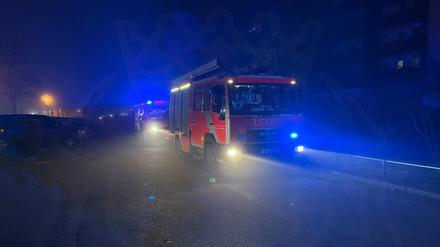 Einsatzwagen der Feuerwehr bei ihrem Einsatz in Hellersdorf.