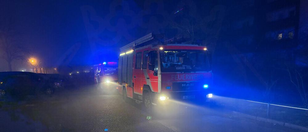 Einsatzwagen der Feuerwehr bei ihrem Einsatz in Hellersdorf.