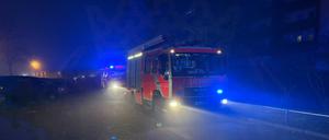 Einsatzwagen der Feuerwehr bei ihrem Einsatz in Hellersdorf.