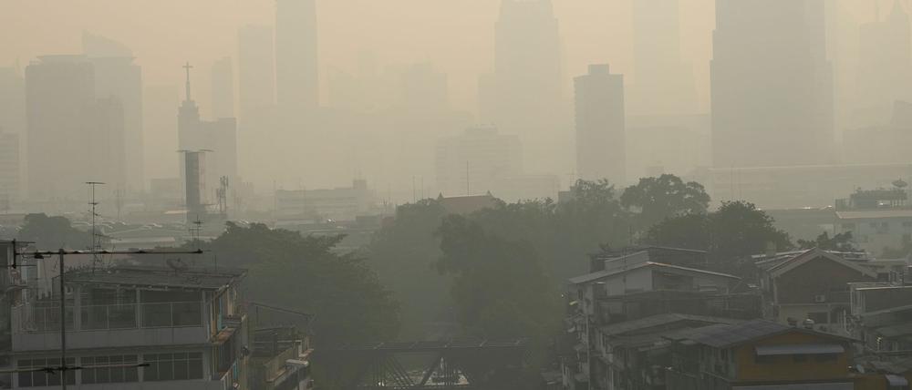 Bangkoks Skyline liegt häufig unter einer giftigen Smog-Wolke.