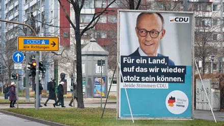 Ein Wahlplakat der CDU mit Friedrich Merz hängt in Erfurt.