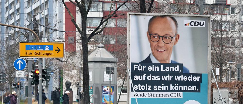 Ein Wahlplakat der CDU mit Friedrich Merz hängt in Erfurt.