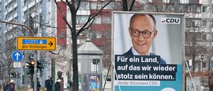 Ein Wahlplakat der CDU mit Friedrich Merz hängt in Erfurt.