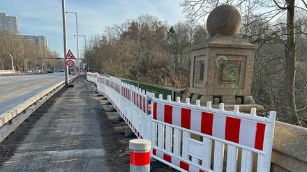 Der legendäre Bauzaun auf der Stößenseebrücke steht dort schon 17 Jahre.