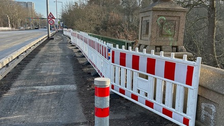 Der legendäre Bauzaun auf der Stößenseebrücke steht dort schon 17 Jahre.