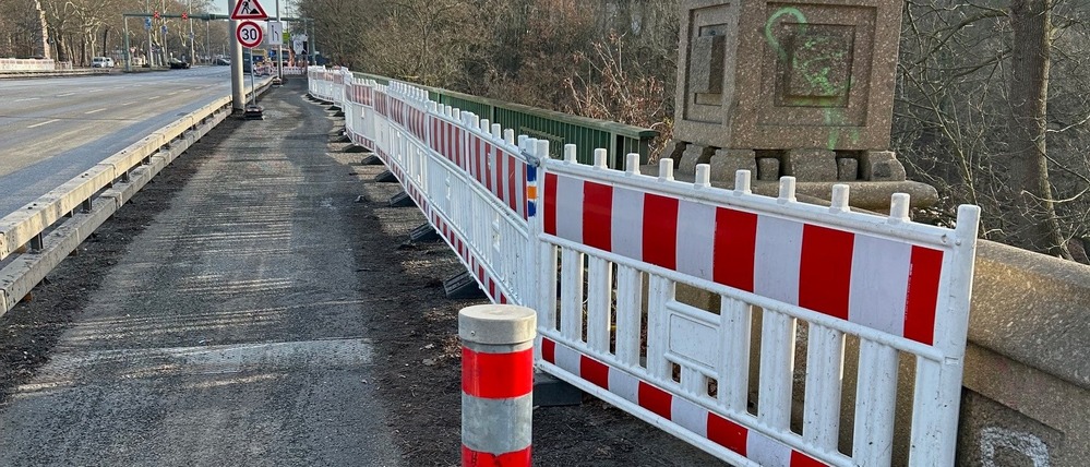Der legendäre Bauzaun auf der Stößenseebrücke steht dort schon 17 Jahre.
