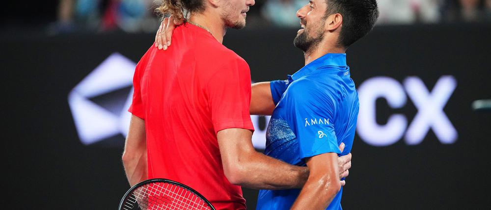 Verstehen sich gut: Die Tennisstars Alexander Zverev (l) und Novak Djokovic