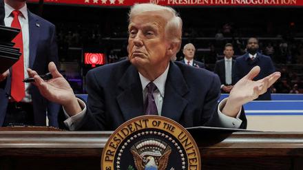 US-Präsident Donald Trump gestikuliert bei der Unterzeichnung einiger Dekrete in Washington.