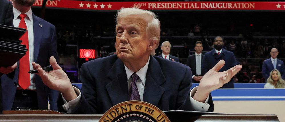 US-Präsident Donald Trump gestikuliert bei der Unterzeichnung einiger Dekrete in Washington.