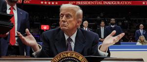US-Präsident Donald Trump gestikuliert bei der Unterzeichnung einiger Dekrete in Washington.