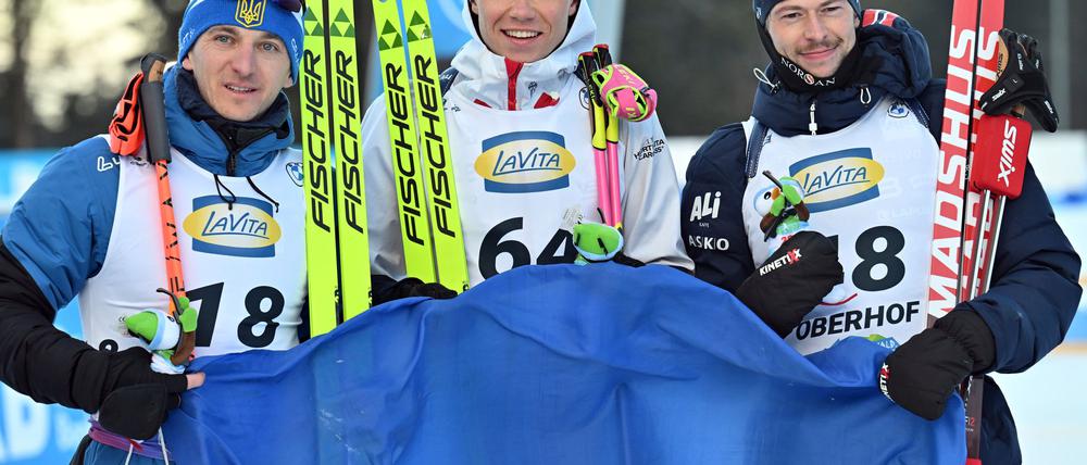 Die Norweger Sturla Holm Laegreid (rechts) und Martin Uldal (Mitte) mit dem Ukrainer Dmytro Pidrutschnji.