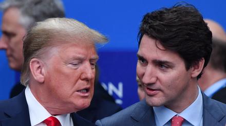 US-Präsident Donald Trump spricht mit Kanadas Premierminister Justin Trudeau. (Archivbild)