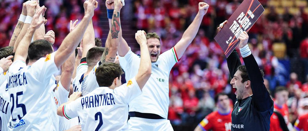 Italiens Handballer freuen sich über die Erfolge bei der WM.