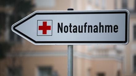 Ein Straßenschild weist zu einer Notaufnahme.
