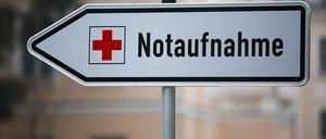Ein Straßenschild weist zu einer Notaufnahme.