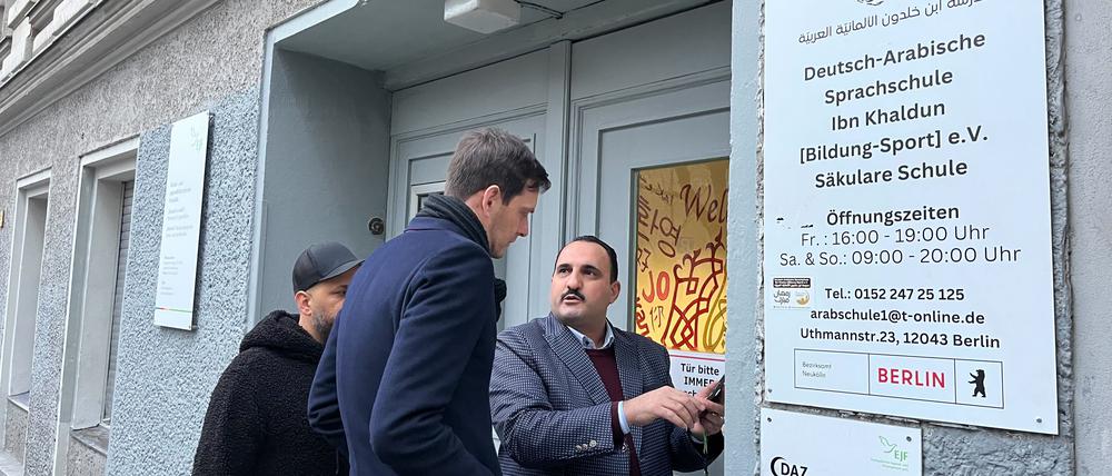 Schulleiter Hudhaifa Al-Mashhadani und Bezirksbürgermeister Martin Hikel (SPD) im Januar vor der Deutsch-Arabischen Schule in Neukölln. Hikel hatte die Schule nach wiederholten Drohungen besucht.